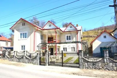 Casa 7 camere + 1000 mp  teren, ideala pensiune - Runcu zona Leaota. - foto 2