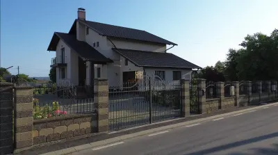Casă de Lux de Vânzare în Suceava | 1.800 mp Teren | 4 Dormitoare | 4 Băi | Garaj | Fitness | Panouri Solare | Comision 0% - Suceava