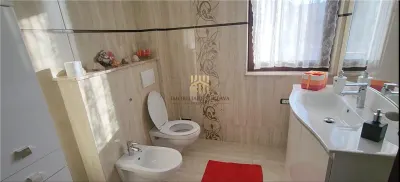 Casă de Lux de Vânzare în Suceava | 1.800 mp Teren | 4 Dormitoare | 4 Băi | Garaj | Fitness | Panouri Solare | Comision 0% - foto 4
