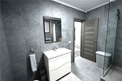 Casă Modernă de Vânzare în Mitocu Dragomirnei, Suceava | 144 mp Utili | Teren 1.000 mp | 3 Dormitoare | Șemineu | Mobilată | 220.000 euro | - foto 17