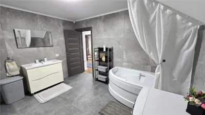 Casă Modernă de Vânzare în Mitocu Dragomirnei, Suceava | 144 mp Utili | Teren 1.000 mp | 3 Dormitoare | Șemineu | Mobilată | 220.000 euro | - foto 3