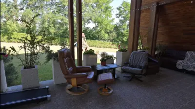 CASĂ DE VACANȚĂ DE VÂNZARE ÎN BUCOVINA | MĂLINI HERLA | 2.000 MP TEREN | 5 DORMITOARE CU BĂI PROPRII | TERASĂ 50 MP - foto 5