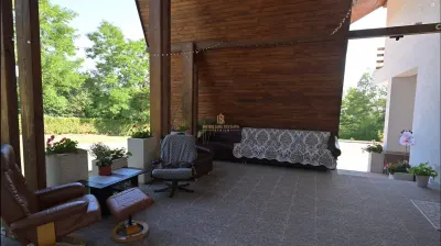 CASĂ DE VACANȚĂ DE VÂNZARE ÎN BUCOVINA | MĂLINI HERLA | 2.000 MP TEREN | 5 DORMITOARE CU BĂI PROPRII | TERASĂ 50 MP - foto 7