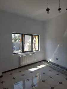 SPATIU COMERCIAL - 4 CAMERE - 3 GRUPURI SANITARE - CURTE - ZONA LINISTITA - CENTRALA PROPRIE - TRIFAZIC - foto 4