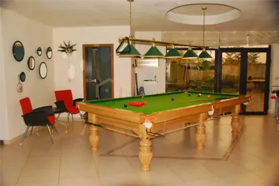 GIROC - Casa individuala spatioasa - Garaj - Demisol - Jacuzzi - foto 2
