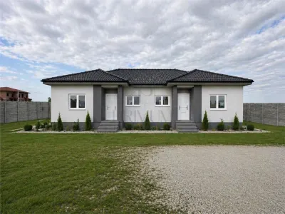 Duplex personalizare interioara - canalizare - drum pavat - Mosnita Noua