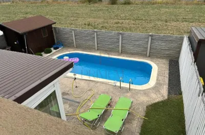 Duplex mobilat utilat - bucatarie inchisa - carport - piscina - canalizare - Mosnita Noua