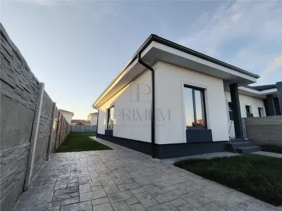 Duplex pe plan - teren generos - zona aproape de toate magazinele - Mosnita Noua