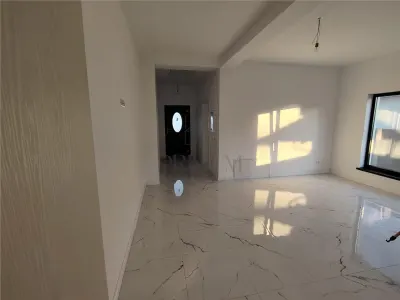 Duplex pe plan - teren generos - zona aproape de toate magazinele - foto 3