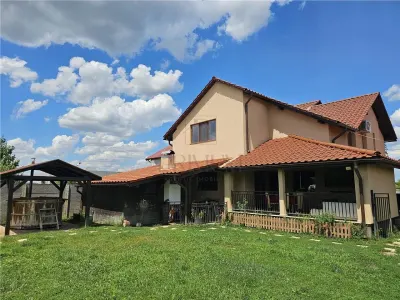 Casa individuala - zona foarte buna - suprafata mare - proiect deosebit - multiple imbunatatiri - foto 2