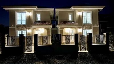 Duplex individual superb - 5 camere - zona excelenta - canalizare - asfalt - foto 2