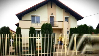 Casa individuala - zona excelenta - mobilata - curte amenajata superb - iaz - Mosnita Noua