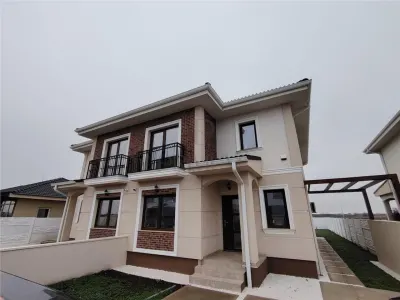 Duplex deosebit - asfalt - toate utilitatile - foto 1