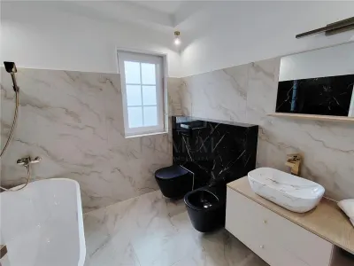 Duplex separat  prin carport - Panouri  - Asfalt - Mobilat lux - foto 16