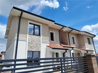 Duplex separat prin camera tehnica - acces facil - foarte spatios - Mosnita Noua