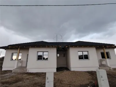 Duplex despartit prin baie - teren 380 mp - toate utilitatile - Mosnita Noua