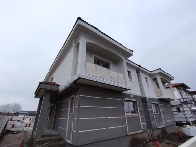 Duplex despartit prin camera tehnica - bucatarie inchisa - living generos - Mosnita Noua