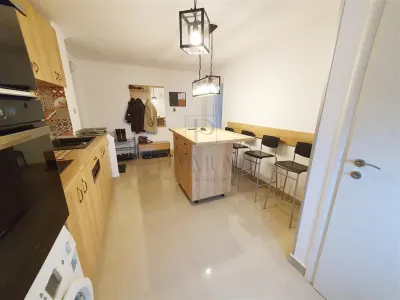 SEMICENTRAL - ETAJ 5 - LIFT - BLOC IZOLAT - 3 CAMERE - CENTRALA PROPRIE - CLIMA - RENOVAT - Timisoara