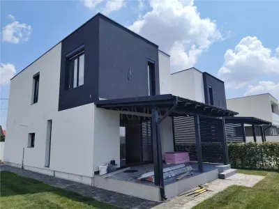 Duplex superb - 5 camere - zona excelenta - spatios - Mosnita Noua