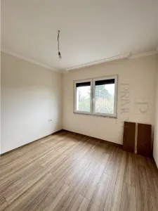 BRAYTIM - 3 CAMERE - 2 BAI - ETAJUL 1 - RULOURI ELECTRICE - PARCARE INCLUSA - FINISAJE DE TOP - Timisoara