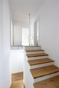 Duplex separat prin casa scarii - finisaje premium - compartimentare excelenta - foto 6