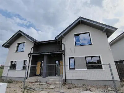 Duplex deosebit - asfalt in lucru - 3 bai - 2 dormitoare matrimoniale - Mosnita Noua