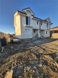Duplex nou - 3 dormitoare - bucatarie inchisa - zona buna - Mosnita Noua