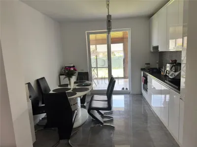 CASA INDIVIDUALA - MOBILATA SI UTILATA - PANOURI SOLARE - foto 2