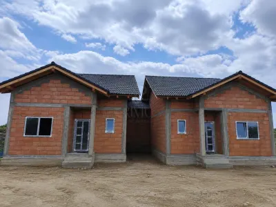 Duplex despartit prin baie - mansardabil - teren generos - Mosnita Noua