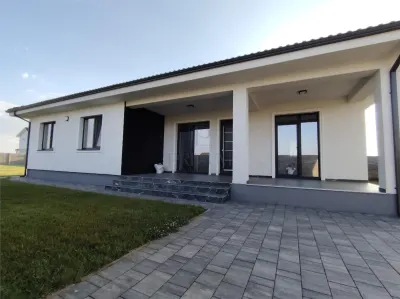 Casa individuala - finalizata - living mare - bucatarie separata - Mosnita Veche