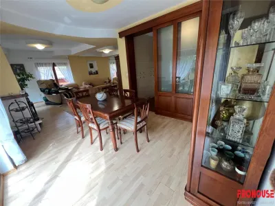 Proprietate deosebita de vanzare in centrul Bacaului- eleganta, istorie si investitie intr-o singura vila! - foto 17