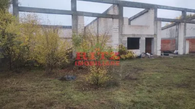 Teren intravilan  + constructie  pretabila HALA - Dragasani