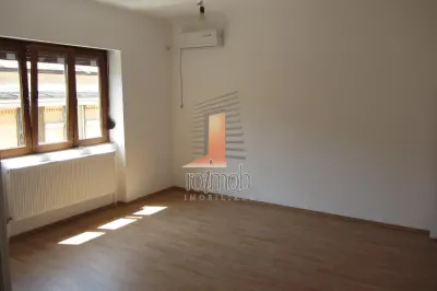 Apartament spatios la etajul 1 intr-o vila interbelica, pretabil birou - Bucuresti