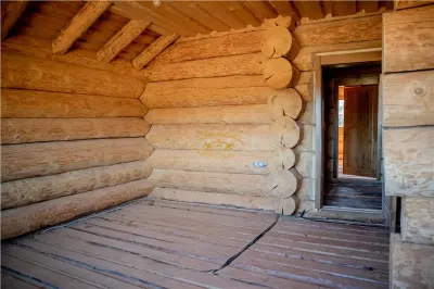 Casa din lemn rotund (Izvoru Muresului, str. Garii) - foto 15