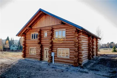 Casa din lemn rotund (Izvoru Muresului, str. Garii) - foto 3