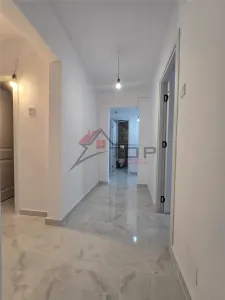 Etaj 1 - Piata Dacia, 4 camere decomandat cu 2 bai, liber - Iasi