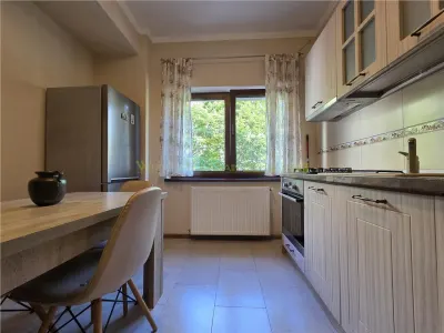 Apartament central cu acces la gradina si 2 locuri parcare - foto 2