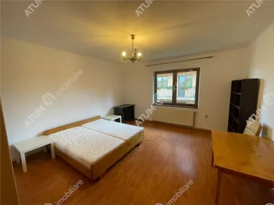 De inchiriat apartament cu 3 camere decomandate si curte comuna situat la etajul 1 al unei case din zona Tiglari Sibiu - foto 7