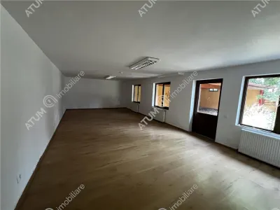 De inchiriat spatiu comercial/casa individuala cu 10 camere si teren de 600 mp in zona Piata Cluj din Sibiu - foto 15