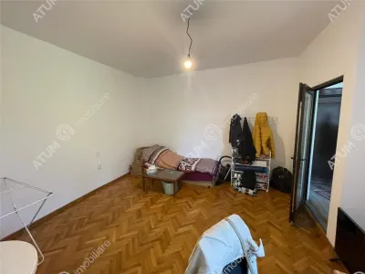 De vanzare apartament cu 2 camere cu balcon garaj curte si 2 pivnite in zona ultracentrala din Sibiu - foto 3