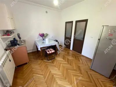 De vanzare apartament cu 2 camere cu balcon garaj curte si 2 pivnite in zona ultracentrala din Sibiu - foto 8