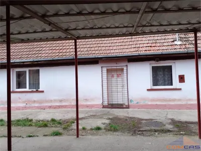 Casa (fost bar) de vanzare in centru Lazuri - foto 1