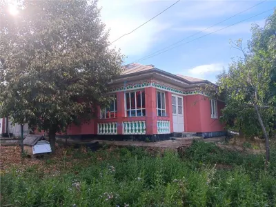 Zona Vorovesti str Principala TEREN 1200mp cu CASA batraneasca 64mp toate utilitatile - Vorovesti