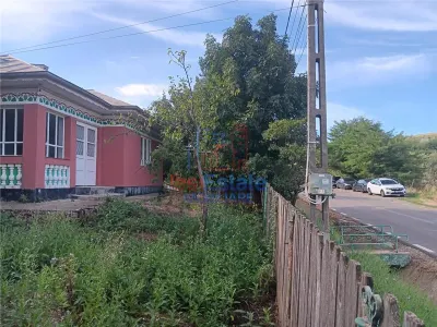 Zona Vorovesti str Principala TEREN 1200mp cu CASA batraneasca 64mp toate utilitatile - foto 2