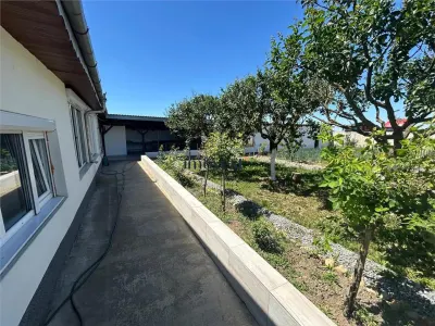 Casa spatioasa de vanzare in Decebal, judetul Satu Mare | 4 dormitoare | Teren 900 mp | Ideala pentru familie sau investitie - foto 2