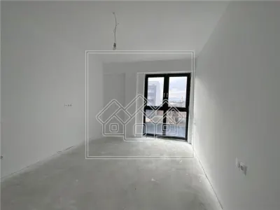 Ap.cu 3 camere, 2 balcoane si o  gradina de 95 mp, zona Turnisor - foto 11