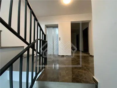 Ap.cu 3 camere, 2 balcoane si o  gradina de 95 mp, zona Turnisor - foto 13