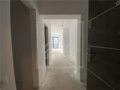 Ap.cu 3 camere, 2 balcoane si o  gradina de 95 mp, zona Turnisor - foto 10
