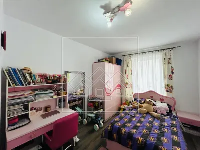 Ap 3 camere, balcon, mobilat modern, etaj 1, loc de parcare - foto 6