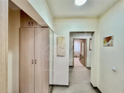 De inchiriat ap. 3 camere, decomandat, 80 mpu, etaj 1, mobilat, utilat - foto 14